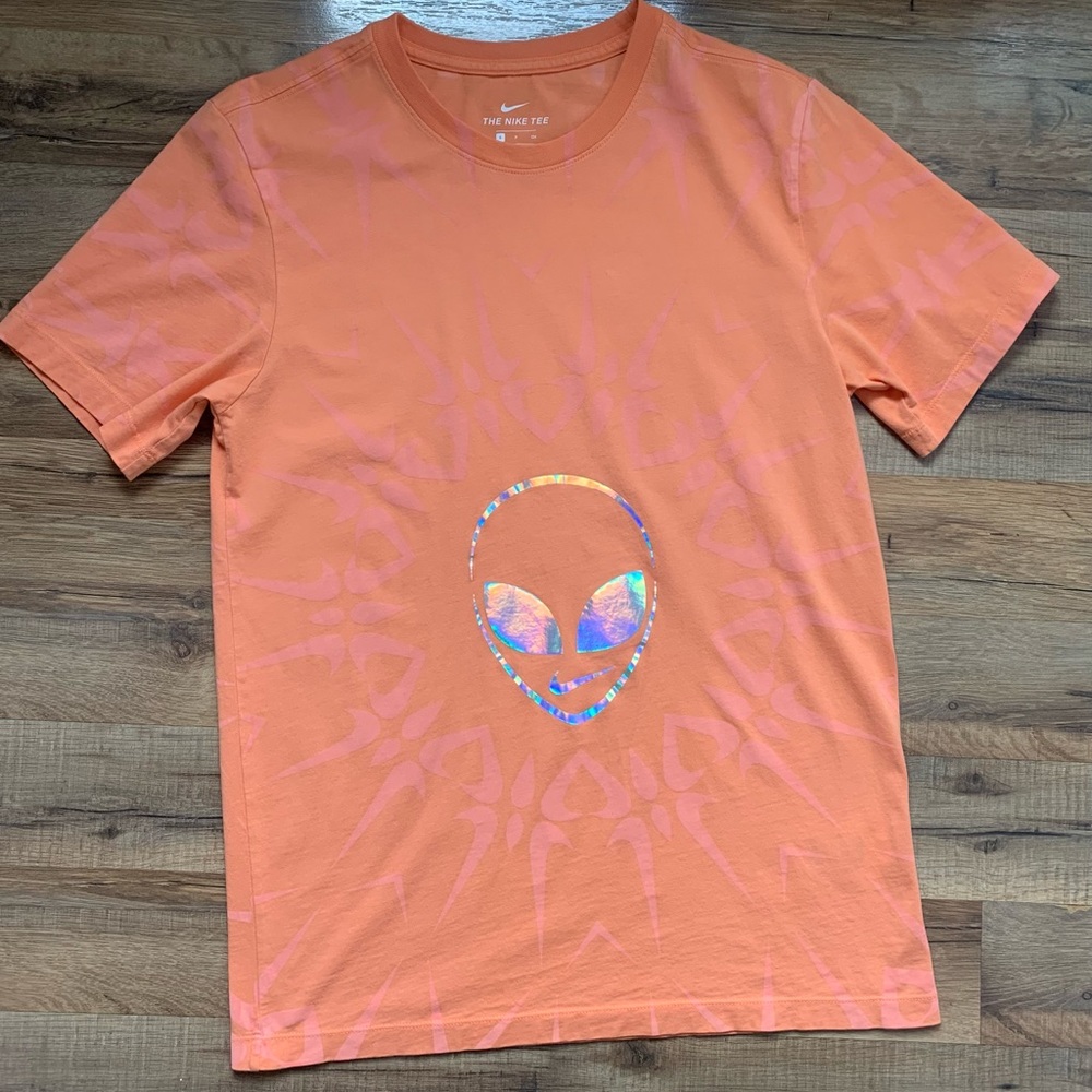 👽Nike The Swoosh is Out There  Reflective Hologram Alien👽Head Tee Shirt Size-S - Picture 7 of 11